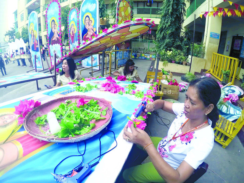 FLOWER POWER.  Teachers in Cebu City Central School prepare props for Sinulog sa Kabataan contingents. (Alex Badayos)
